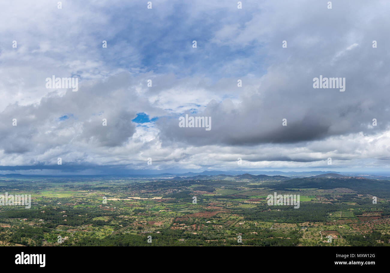 Mallorca, XXL Panoramablick auf die Bergkette natur landschaft Antenne Perspektive Stockfoto