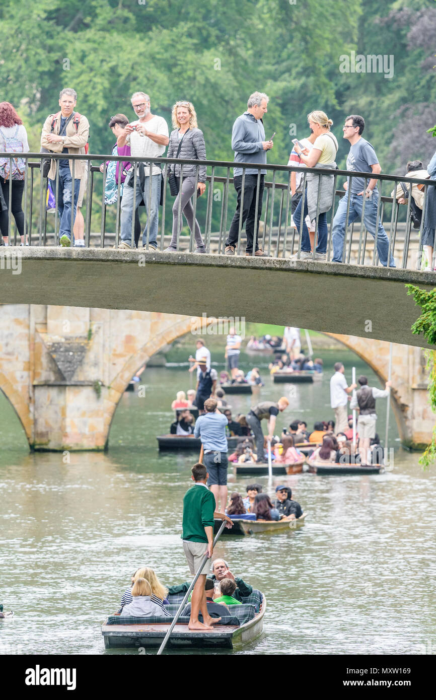 Touristen und Besucher auf Garret Hostel lane Brücke über den Fluss Cam, mit stocherkähne unterhalb, außerhalb der Trinity Hall College, Universität Cambridge, E Stockfoto