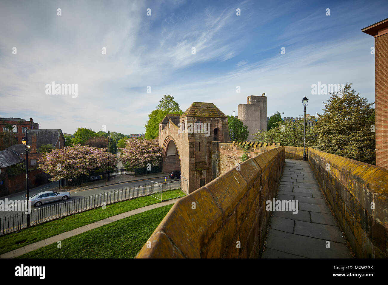 Newgate arch Fußgängerbrücke Brücke mit Gehweg römischen Stadtmauer über Pfeffer Straße in Chester, Cheshire, England. benannte Denkmalgeschützte Stockfoto