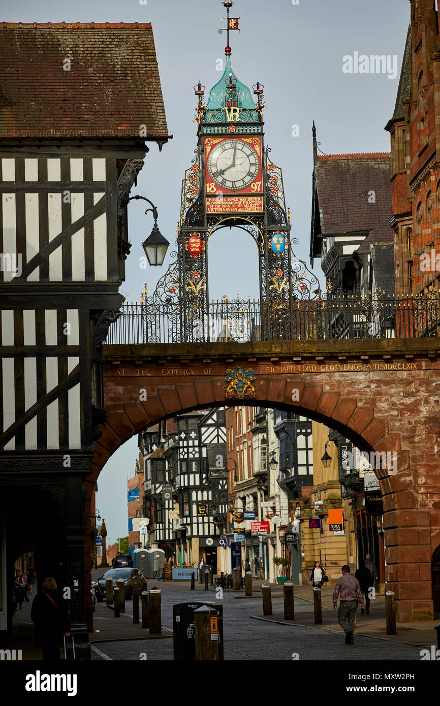 Wahrzeichen Eastgate Clock in Chester, Cheshire, England, Eintritt zu den römischen Festung von Deva Victrix. Teil der römischen Stadtmauer Stockfoto