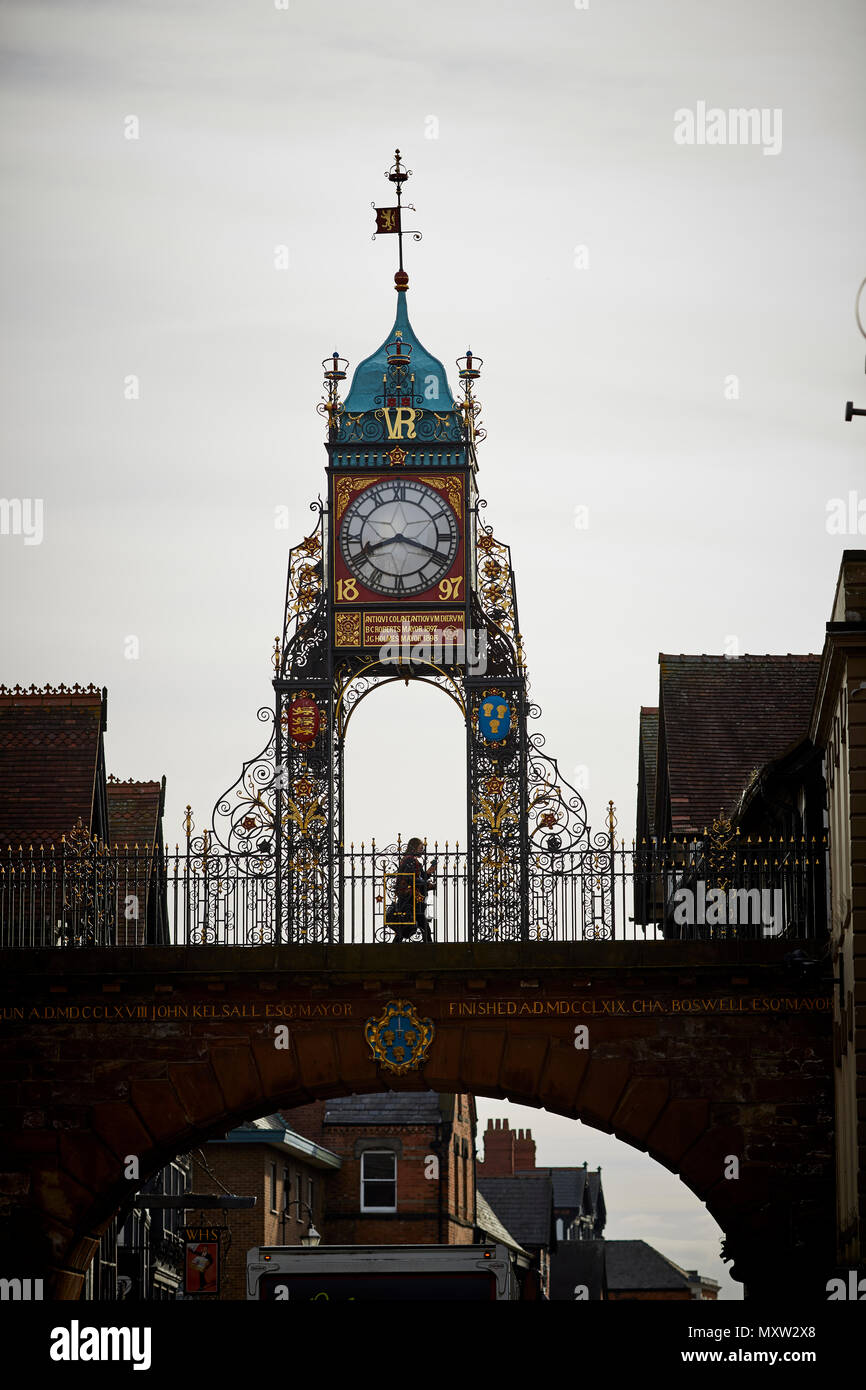 Wahrzeichen Eastgate Clock in Chester, Cheshire, England, Eintritt zu den römischen Festung von Deva Victrix. Teil der römischen Stadtmauer Stockfoto