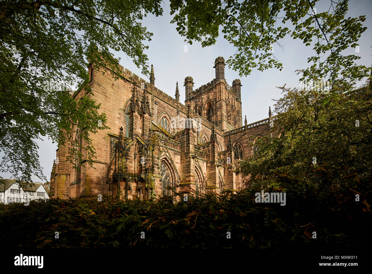 Sehenswürdigkeiten romanische gotische Fassade Kathedrale von Chester, Cheshire, England, Grad I touristische Attraktion im Zentrum der Stadt und die römische Stadtmauer aufgeführt Stockfoto