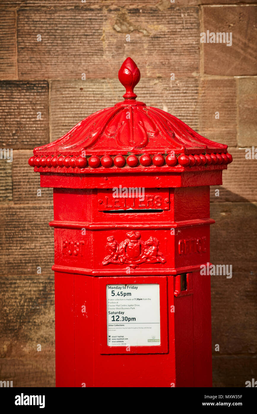 Sehenswürdigkeit Rathaus Chester Northgate Street Stadt Chester, Cheshire, England. Ein viktorianisches sechseckigen roten Briefkasten der Penfold Typ Stockfoto