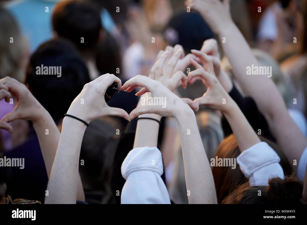 Manchester Arena terror Attack 1 Jahr Jubiläum eine Masse der Gestaltung ihrer Hände in Liebe Herzen zu einer Stimme Konzert Ereignis Stockfoto