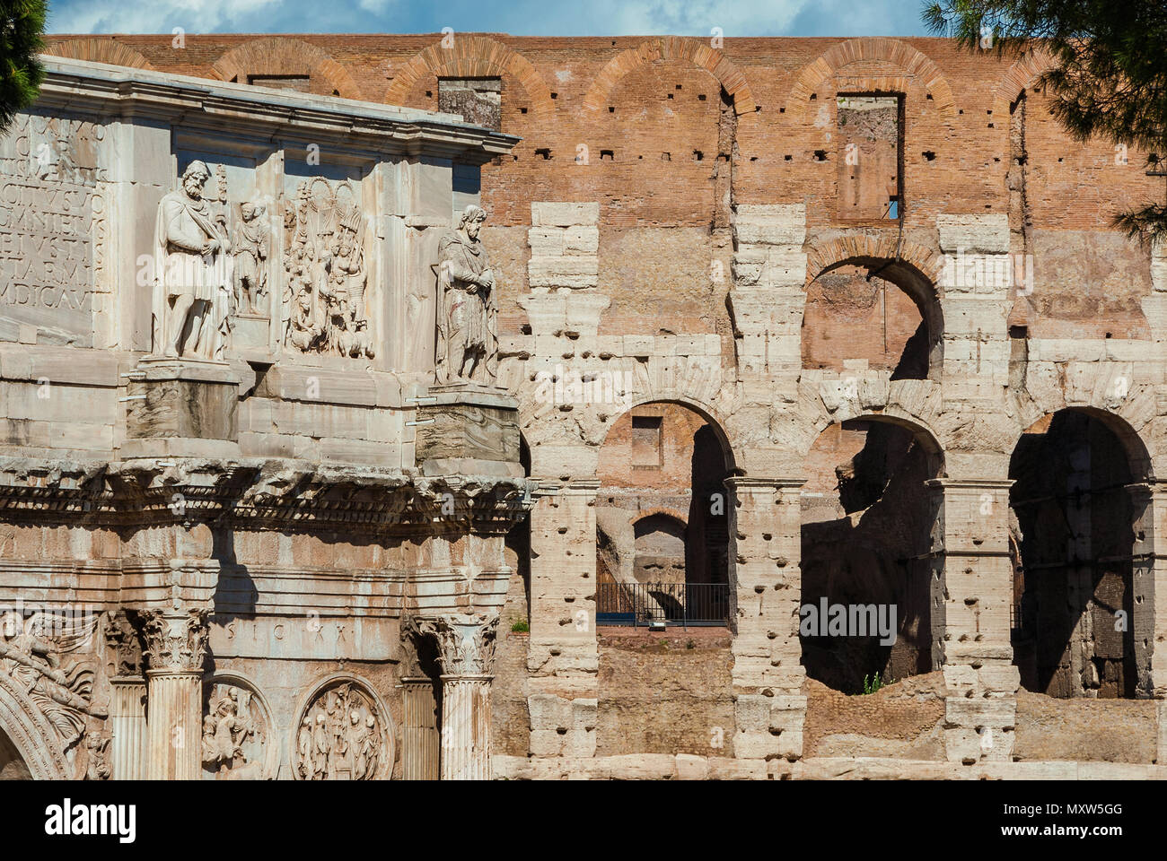 Antiquitäten, Archäologie und vistiges der Vergangenheit in Rom. Kolosseum monumentale Bögen und Gewölbe der Constantinus Seite an Seite Stockfoto