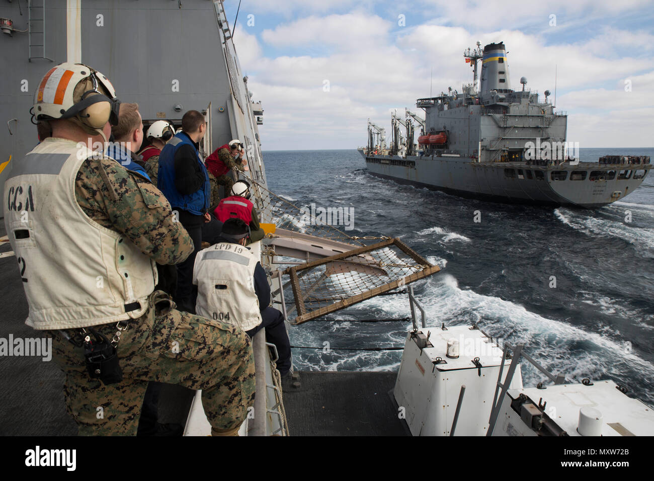 Marines mit dem 24 Marine Expeditionary Unit und Matrosen an Bord der USS Mesa Verde LPD (19), Zusehen, wie USNS Big Horn (T-AO 198) zieht sich entlang einer vertikalen Nachschub während der Amphibischen bereit Gruppe Marine Expeditionary Unit Übung Dez. 8, 2016 durchzuführen. Während der dreiwöchigen Ausbildung evolution, Marines wird eine breite Palette von Maßnahmen und Szenarien die Verbesserung der Interoperabilität und amphibische Kriegsführung Fähigkeiten mit ihren Marine Pendants bekämpfen. Auffüllung auf See ist entscheidend für die bataan Amphibious Ready Gruppe selbst unterstützen, während im Gange. (U.S. Marine Corps Foto von Cpl. Brian Stockfoto