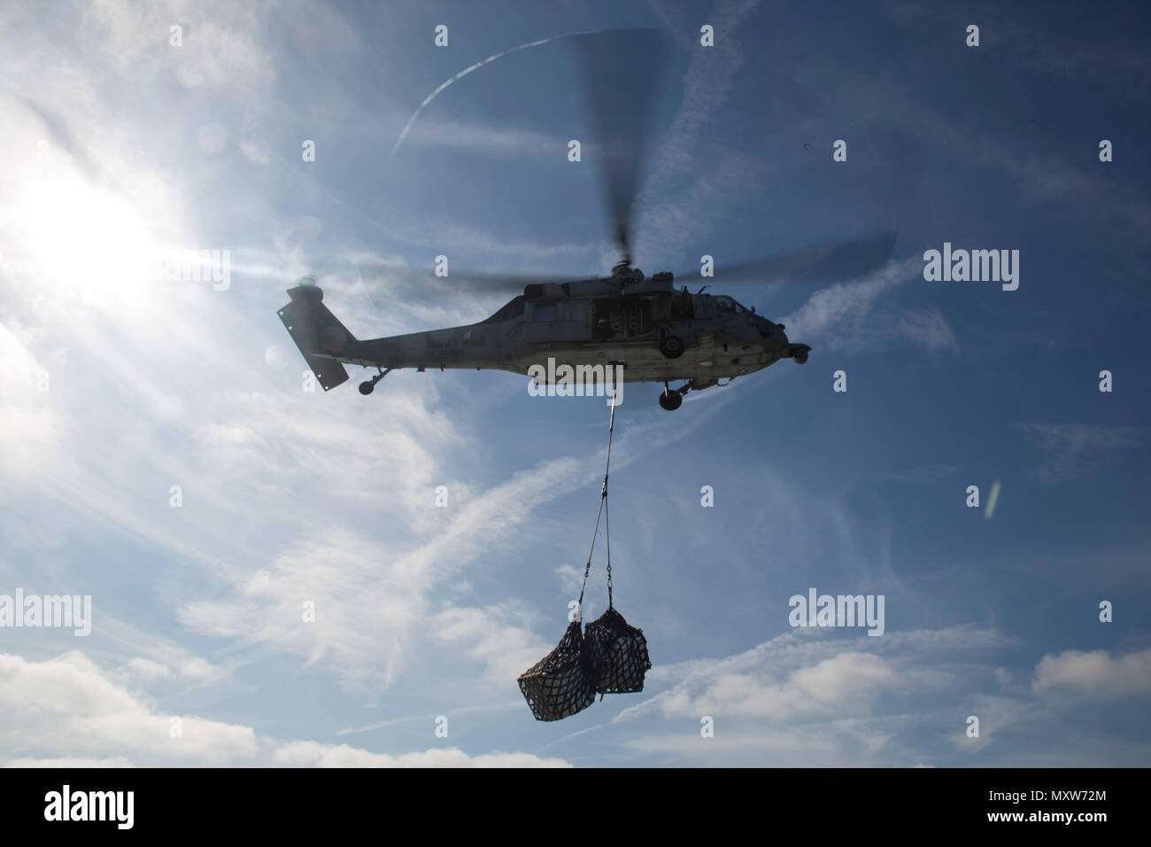 Ein MH-60S Seahawk führt Lieferungen während eines vertikalen Nachschub für den Amphibischen bereit Gruppe Marine Expeditionary Unit Übung Dez. 8, 2016 an Bord der USS Mesa Verde (LPD 19) abgelegt werden. Während der dreiwöchigen Ausbildung evolution, Marines wird eine breite Palette von Maßnahmen und Szenarien die Verbesserung der Interoperabilität und amphibische Kriegsführung Fähigkeiten mit ihren Marine Pendants bekämpfen. Auffüllung auf See ist entscheidend für die bataan Amphibious Ready Gruppe selbst unterstützen, während im Gange. (U.S. Marine Corps Foto von Cpl. Brianna Gaudi) Stockfoto