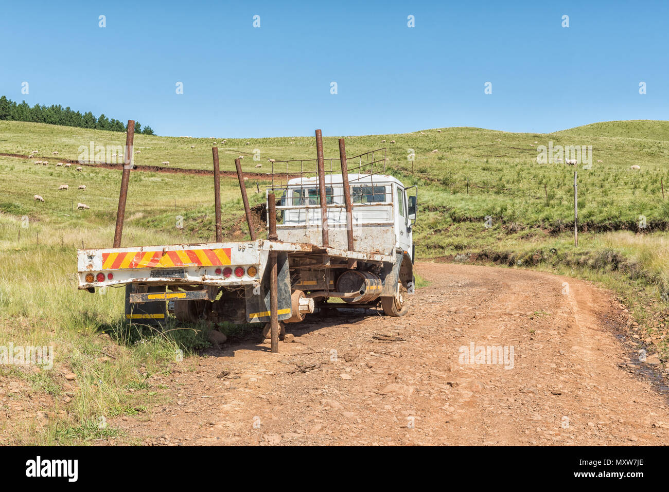 Topf RIVER PASS, SÜDAFRIKA - 27. MÄRZ 2018: Eine zerbrochen Fahrzeug am Boden des Topfes River Pass in der Nähe von Elands Höhe in der Eastern Cape Provinz Stockfoto