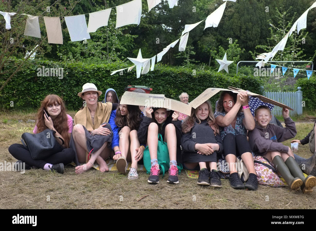 Eine Gruppe von Müttern und Töchtern in der Großen Immobilien Festival in Cornwall. Stockfoto