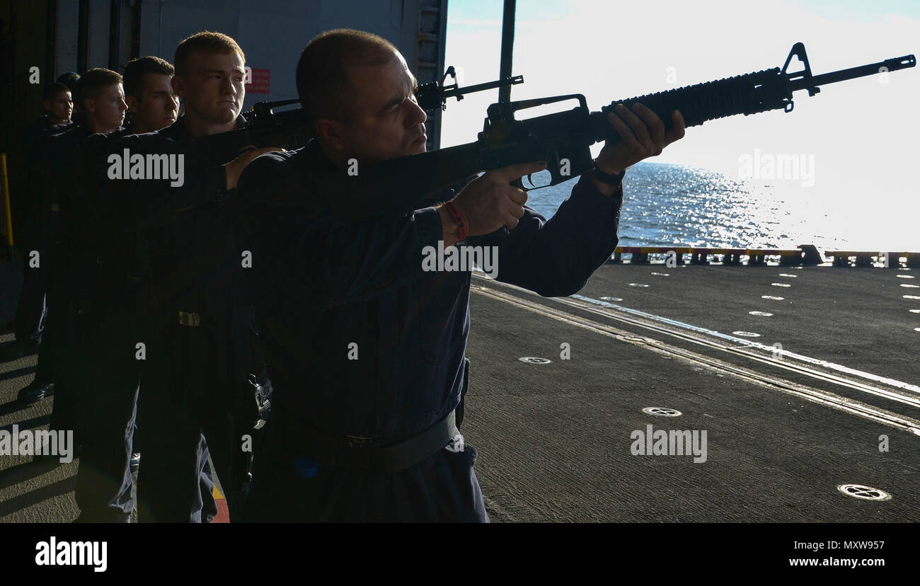 Atlantik (31. 8, 2016) - ein Gewehr Detail simuliert eine gun Salute feuern während einer Bestattung auf See Generalprobe im Hangar Bucht von Amphibisches Schiff USS Iwo Jima (LHD7). Iwo Jima wird derzeit verfolgt Mobility-Seaman (MOB-S) und Mobility-Engineering (MOB-E) Zertifizierungen. (U.S. Marine Foto von Petty Officer 2. Klasse Andrew Murray/Freigegeben) Stockfoto
