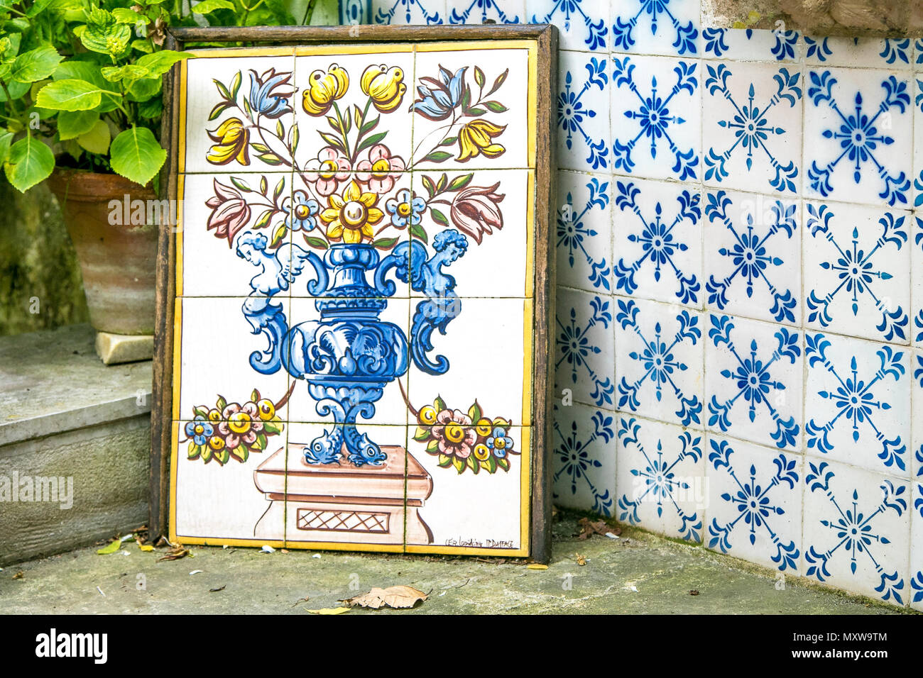 Portugiesische Fliesen Kunstwerk für den Verkauf auf den Straßen von Obidos, Portugal. Stockfoto