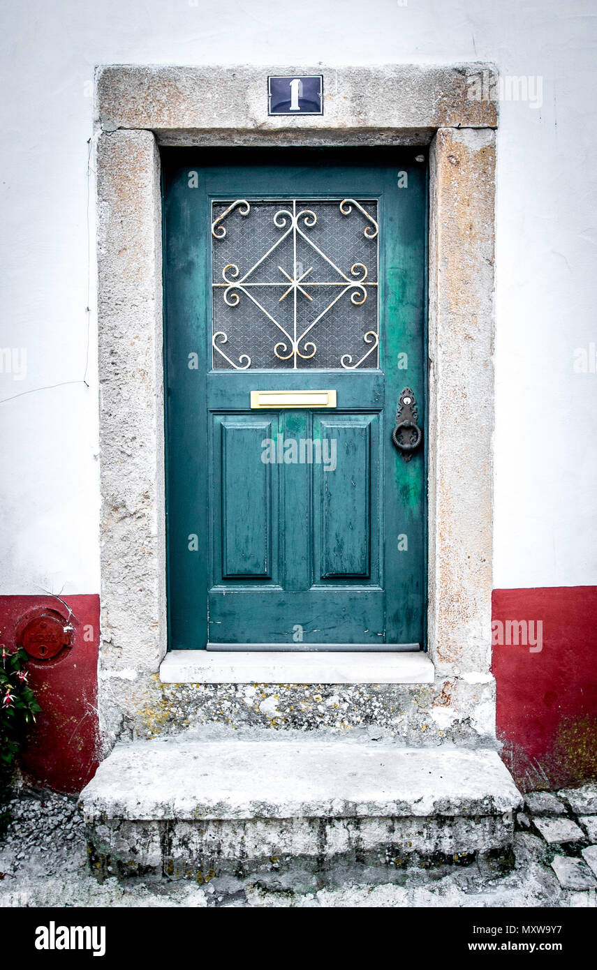 Bunte Eingang Nummer eins in Obidos, Portugal. Stockfoto