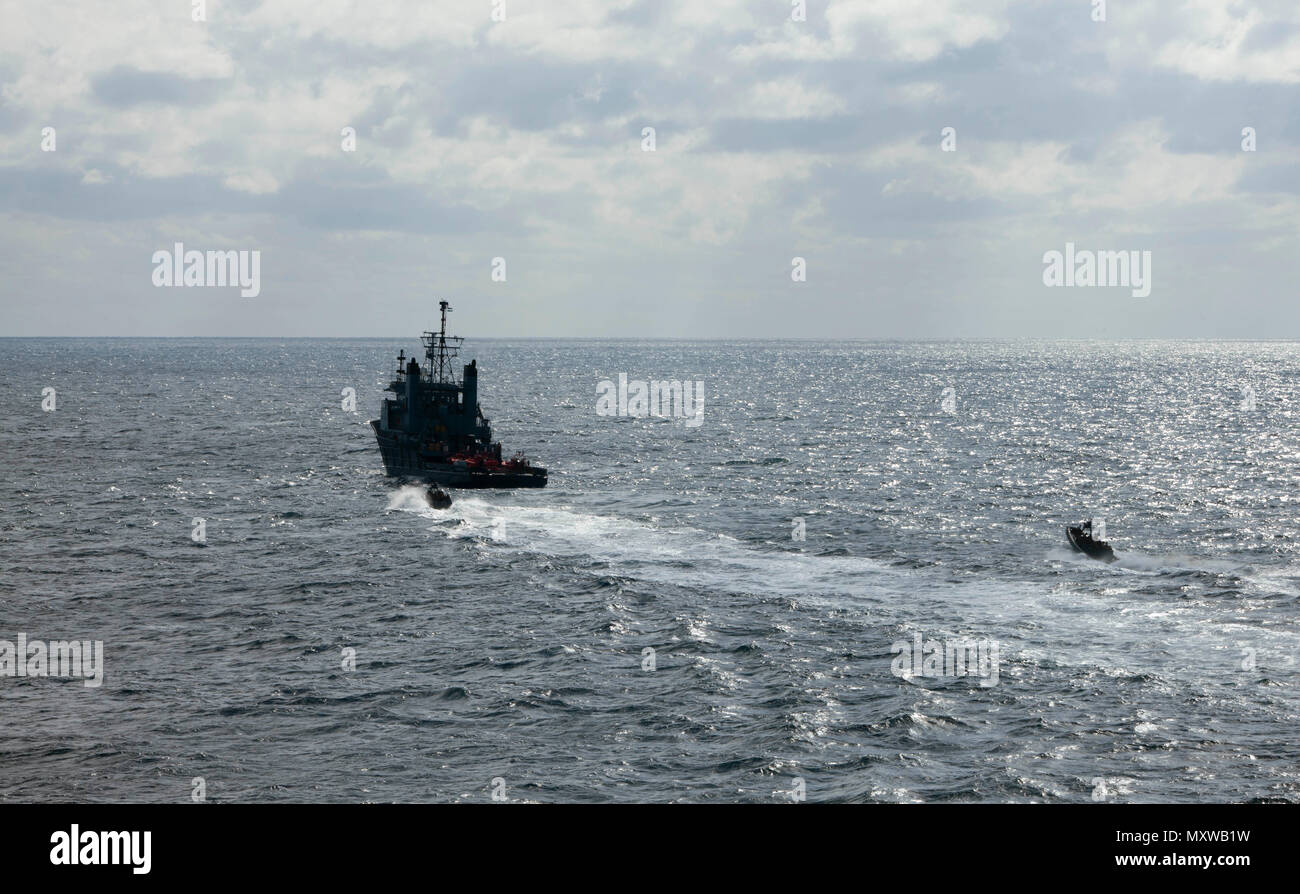 Zwei Teams der Matrosen und Marines der Maritimen Raid Force Manöver des 24 Marine Expeditionary Unit von USS Mesa Verde LPD (19) an die Narragnsett (TSV-4), während der Durchführung eines Besuchs, Board, Durchsuchung und Beschlagnahme drill 10.12.2016, während die Amphibischen bereit Gruppe Marine Expeditionary Unit Übung. Die dreiwöchige Ausbildung evolution soll nach vorheriger Beziehungen aufzubauen, wodurch der Navy und Marine Corps Interoperabilität und amphibische Kriegsführung Fähigkeiten ein breites Spektrum an Operationen in der kommenden Implementierung in Angriff zu nehmen. (U.S. Marine Corps Foto von gunnery Sgt. Adaecus G. Br Stockfoto