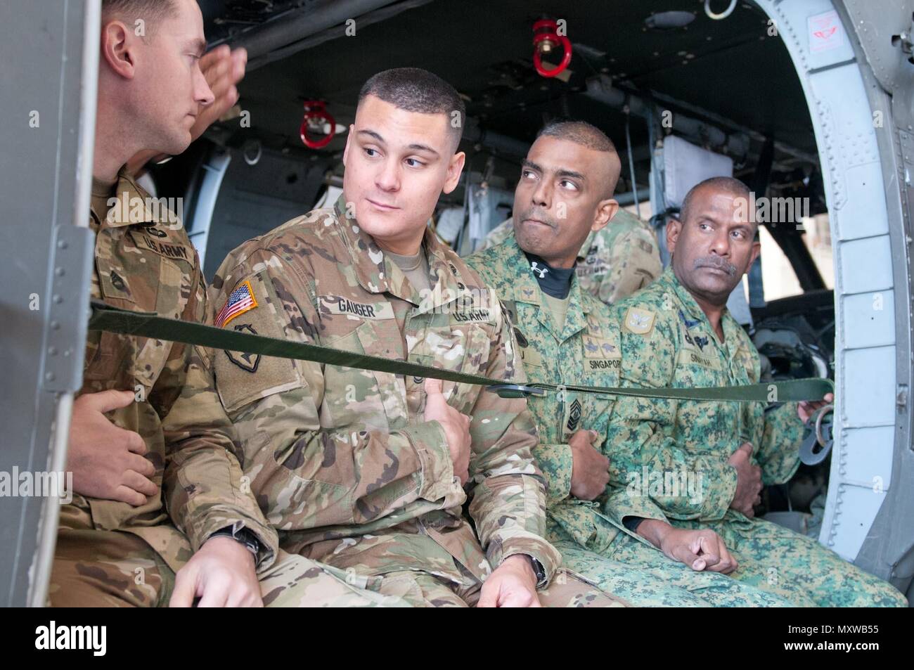 Sgt. 1. Klasse Christopher L. Gauger, einem zivilen Angelegenheiten team Sergeant mit der 412 zivilen Angelegenheiten Battalion (Airborne), geht durch einen Probelauf für das Springen von einem UH-60 Blackhawk Hubschrauber mit der Singapur springen Team während des Betriebs Spielzeug Drop in Fort Bragg, N.C., Dezember 7. Gauger, Columbus, Ohio, Bewohner sagte, ist es gut, mit ausländischen Partnern zu arbeiten, damit er besser zu verstehen, können die kulturellen Aspekte sowie in der Lage zu sehen, wie Sie innerhalb Ihrer Einheiten bedienen. (US Army Foto von Sgt. Darryl L. Montgomery, 319 Mobile Public Affairs Abteilung) Stockfoto