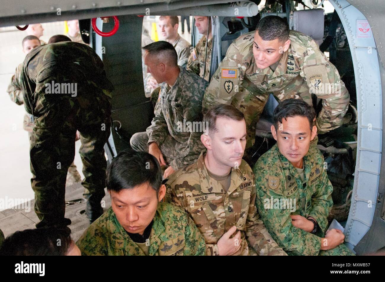 Sgt. 1. Klasse Christopher L. Gauger, einem zivilen Angelegenheiten team Sergeant mit der 412 zivilen Angelegenheiten Battalion (Airborne), geht durch einen Probelauf für das Springen von einem UH-60 Blackhawk Hubschrauber mit der Singapur springen Team während des Betriebs Spielzeug Drop in Fort Bragg, N.C., Dezember 7. Gauger, Columbus, Ohio, Bewohner sagte, ist es gut, mit ausländischen Partnern zu arbeiten, damit er besser zu verstehen, können die kulturellen Aspekte sowie in der Lage zu sehen, wie Sie innerhalb Ihrer Einheiten bedienen. (US Army Foto von Sgt. Darryl L. Montgomery, 319 Mobile Public Affairs Abteilung) Stockfoto