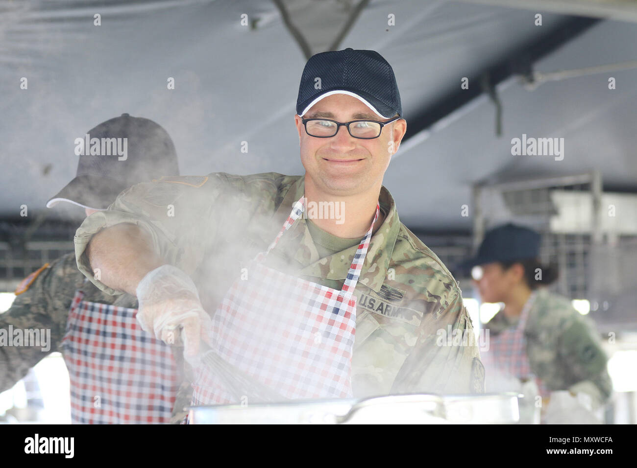Spc. Nicholas Jerman, 364 Expeditionary Sustainment Command, bereitet Essen für die Yama Sakura 71 Iron Chef Schlacht Wettbewerb auf Lager Kengun, Japan, Dez. 5, 2016. Stockfoto