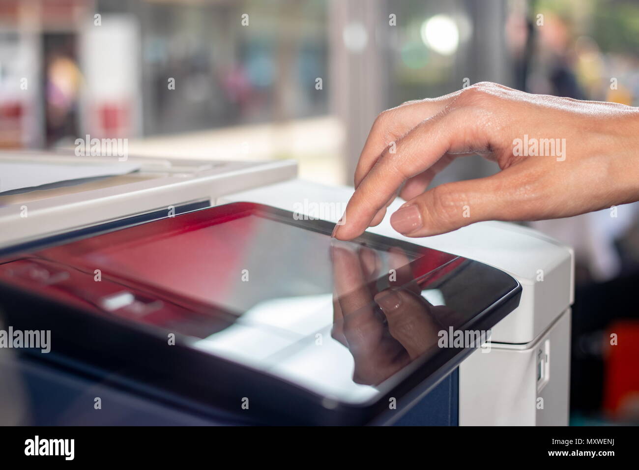 Woman's Hand auf dem Touchscreen des Kopierer in einem copy Center Stockfoto