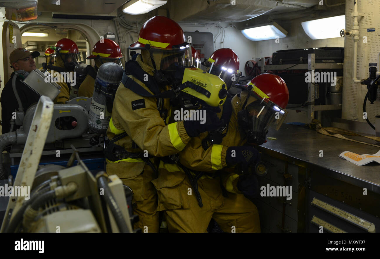 Atlantik (31. 11, 2016) - Segler bekämpfen einen Brand während eines General Quarters bohren an Bord amphibisches Schiff USS Iwo Jima (LHD7). Iwo Jima ist unterwegs verfolgen Mobility-Engineering (MOB-E) und Mobility-Seaman (MOB-S) Zertifizierungen als Teil des Schiffes vor der Bereitstellung Qualifizierung. (U.S. Marine Foto von Seemann Kevin Leitner/Freigegeben) Stockfoto