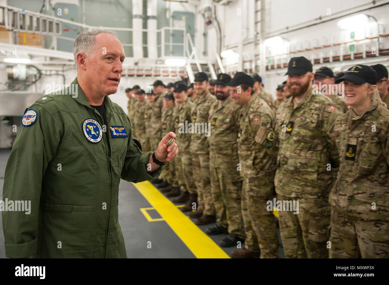 161208-N-YL 257-385 ATLANTIK (31. 8, 2016) der hinteren Adm. Kenneth Whitesell, Commander, Carrier Strike Group 2, spricht die Besatzung des HDMS Peter Willemoes (F 362), im Hangar Bay an Bord der Willemoes. Willemoes ist unterwegs die Durchführung einer Composite Trainingsgerät Übung (COMPTUEX) Mit dem George H.W. Bush Carrier Strike Group in Vorbereitung für eine bevorstehende Bereitstellung. (U.S. Marine Foto von Petty Officer 3. Klasse Christopher Gaines/Freigegeben) Stockfoto