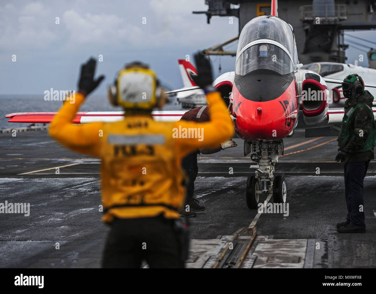 161210-N-VH 385-167 ATLANTIK (31. 10, 2016) ein Seemann leitet eine T-45 C Goshawk vom Training Air Wing (TRAWING) 1 auf das katapult an Bord der Flight Deck der Flugzeugträger USS George Washington (CVN 73). George Washington, homeported in Norfolk unterwegs ist die Durchführung von Carrier Qualifikationen in den Atlantischen Ozean. (U.S. Marine Foto von Petty Officer 3. Klasse Wyatt L. Anthony) Stockfoto