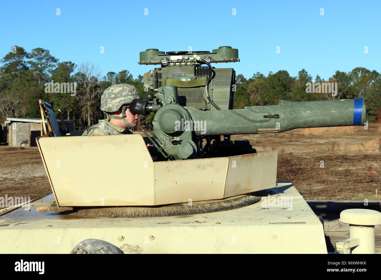 Ein Soldat der Delta Kompanie, 3. Bataillon, 7. Infanterieregiment, 2. Infanterie-Brigade Combat Team, 3. Infanterie-Division, führt am 10. Dezember 2016 ein Übungsfeuer mit einem ABSCHLEPPRAKETENSYSTEM in Fort Stewart, Georgia, durch. Die mit der Tube gestartete, optisch verfolgte, drahtgeführte Rakete bietet der Infanterie Anti-Panzerung-Fähigkeit. Zu den Übungsübungen im Brandfall gehören gezielte Maßnahmen, Sicherheitsüberprüfungen, Systemüberprüfung und Koordination, um vor der Schulung im Brandfall die betriebliche Kompetenz, taktische Bereitschaft und Genauigkeit sicherzustellen. Stockfoto