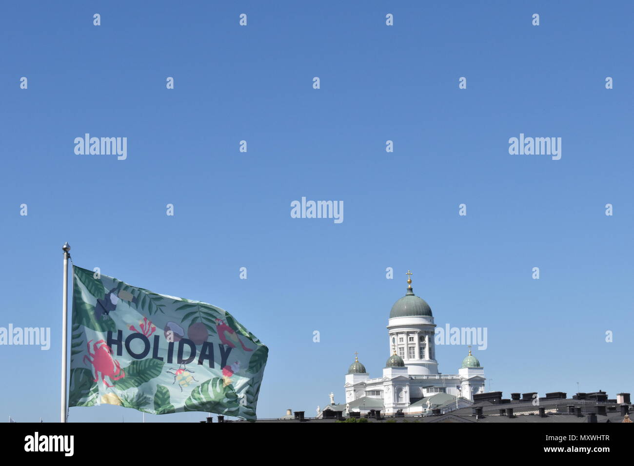 Urlaub Flagge weht im Wind. Kathedrale von Helsinki im Hintergrund. Helsinki, Finnland, 28. Mai 2018 Stockfoto