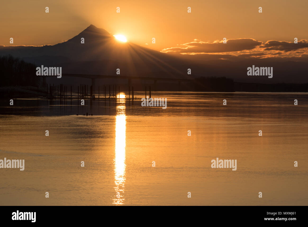 Die Sonne geht über dem majestätischen Mt Hood, Oregon, und dem Columbia River auf Stockfoto