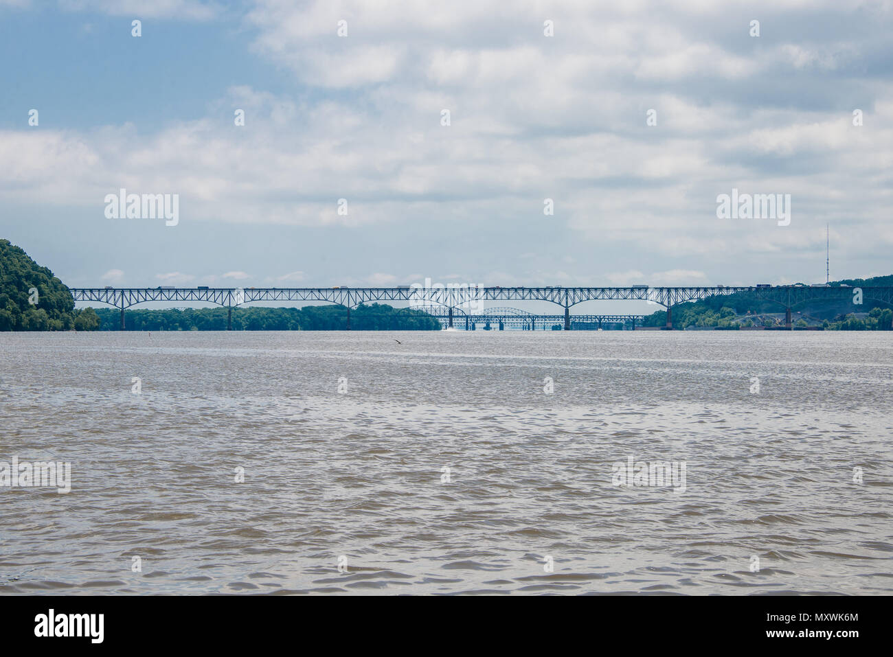 Fahrzeug- und Eisenbahnbrücken über den Susquehanna River bei Port Kaution, MD, USA Stockfoto