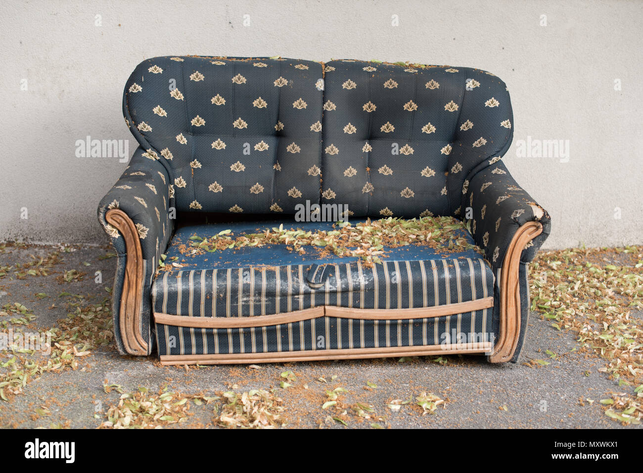 Alten verfallenen und verlassenen retro Style blau Sessel in der Straße. Stockfoto