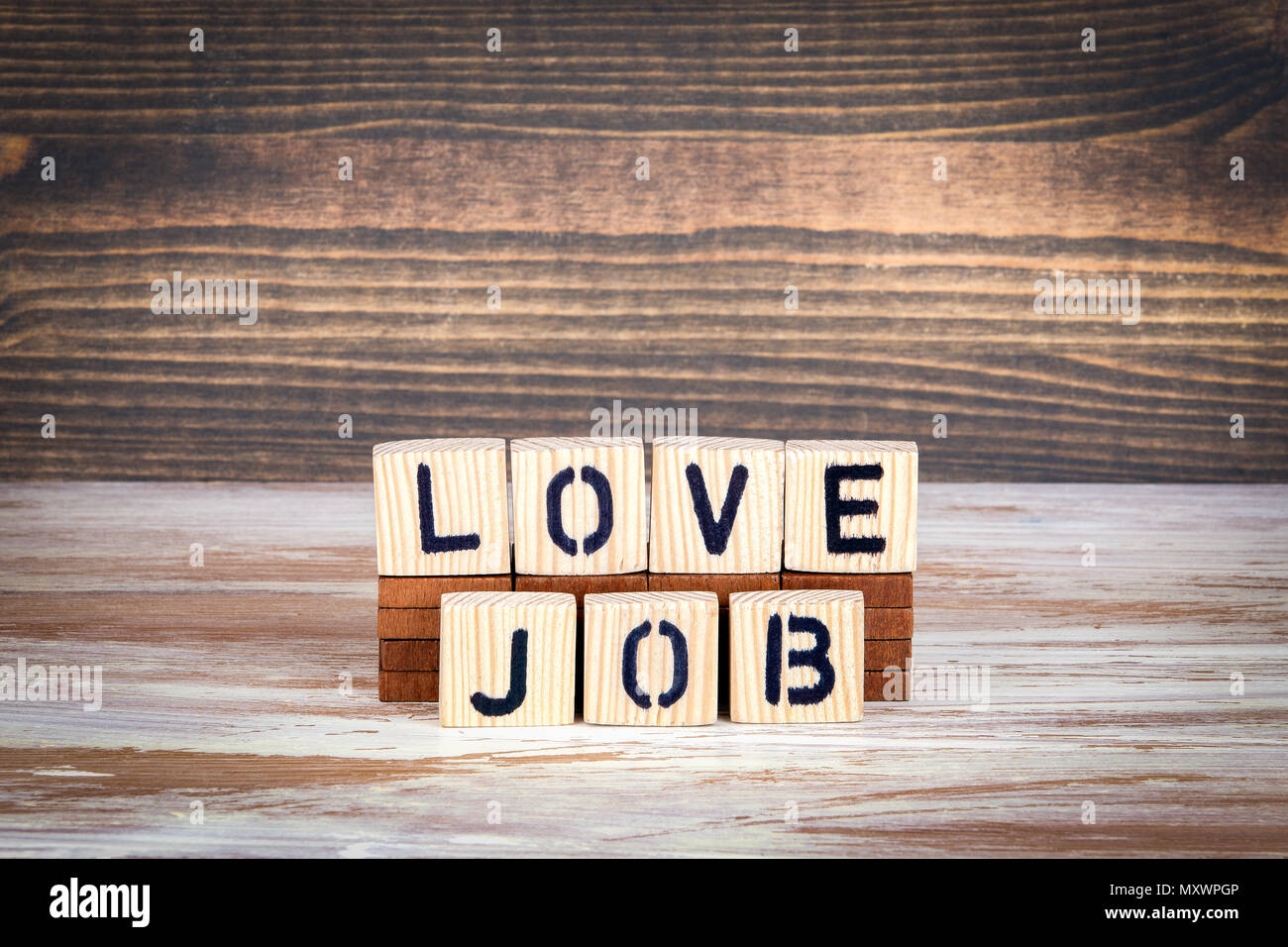 Liebe, Job, Business und Karriere. Holz- Buchstaben auf dem Schreibtisch Stockfoto