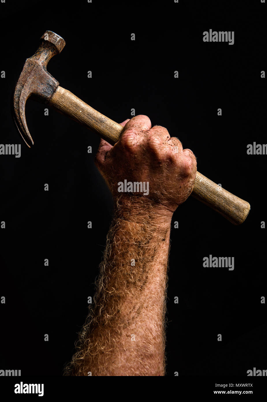 Einen starken Mann arm heben ein Hammer Stockfoto