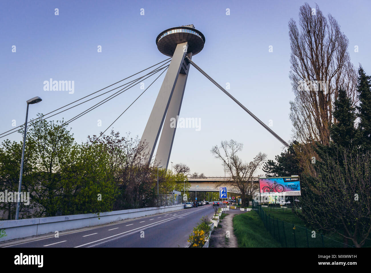 Die meisten SNP-Brücke der Slowakischen Nationalen Aufstandes allgemein als UFO-Brücke in Bratislava, Slowakei bekannt Stockfoto
