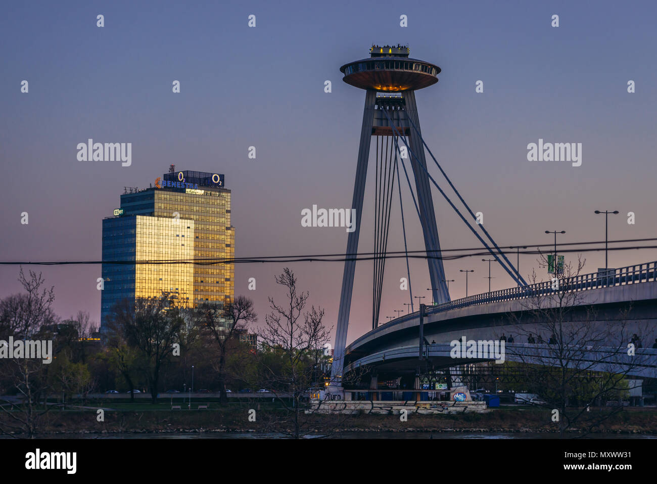 Die meisten SNP-Brücke der Slowakischen Nationalen Aufstandes allgemein als UFO-Brücke und Aupark Tower Gebäude in Bratislava, Slowakei bekannt Stockfoto