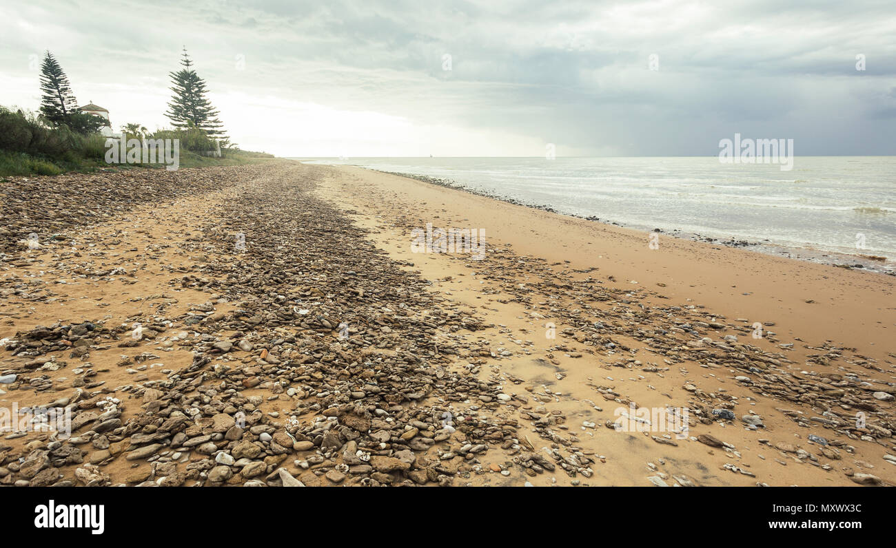 Kiesel Weg entlang der Küste am Strand von Sanlucar de Barrameda, Spanien Stockfoto