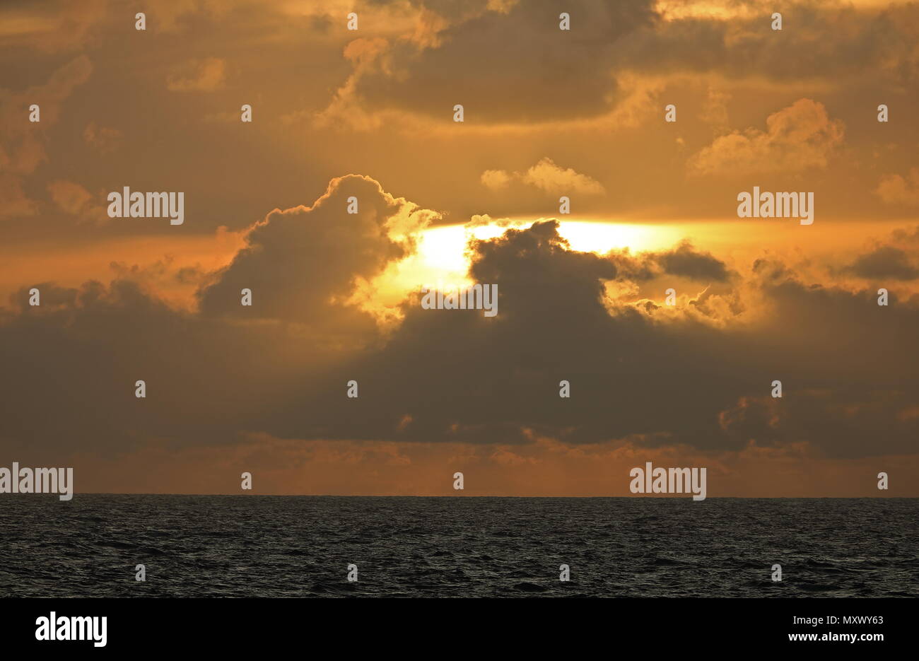 Sonne durch die Wolken brechen in Abend am Meer Atlantik nördlich von Kap Verde kann Stockfoto