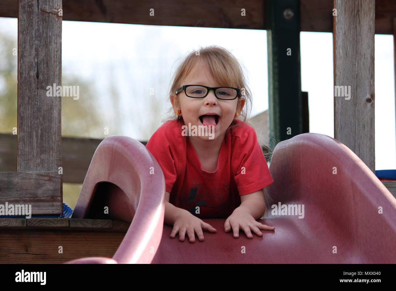 Kleines Mädchen auf dem Spielplatz Stockfoto