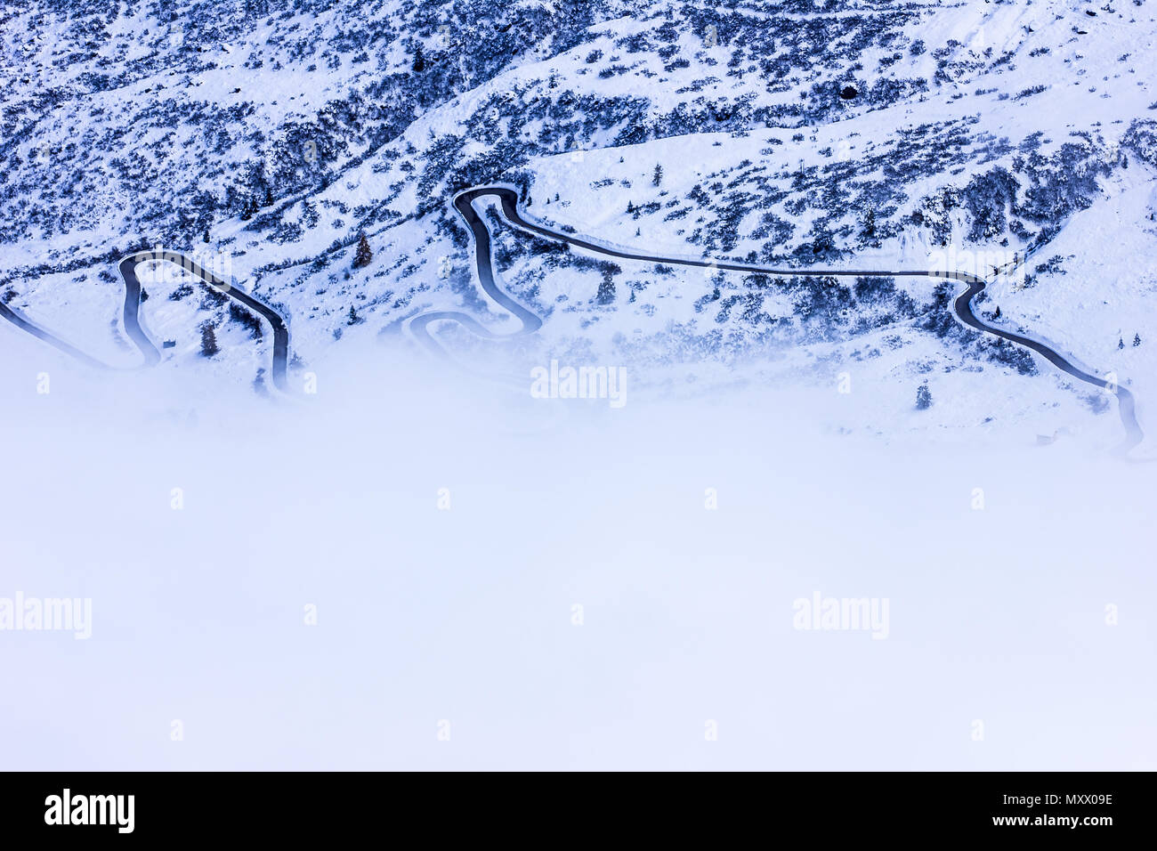 Winter Haarnadelkurve Road in der Nähe von Passo Giau, minimalistisch, Dolomiten, Italien Stockfoto