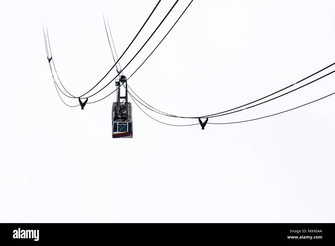 Seilbahn auf weißem Hintergrund in der nebligen Bergen isoliert Stockfoto