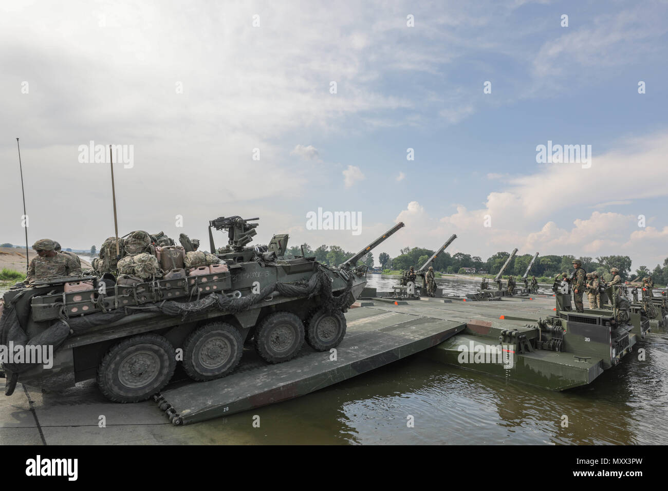 Ein Stryker Infanterie Tragerfahrzeug Lasten Auf Eine Fahre Von Der Bundeswehr Und Der Britischen Koniglichen Armee