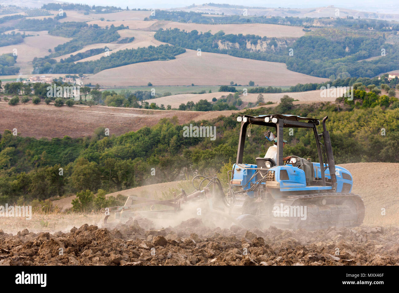 Italienische Bauern pflügen Feld mit Traktor, Kreta, Provinz Siena, Toskana, Italien Stockfoto