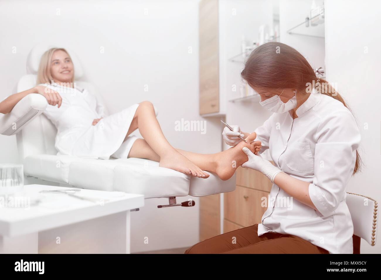 Fußarzt Arzt Reinigung von schwiele. Stockfoto
