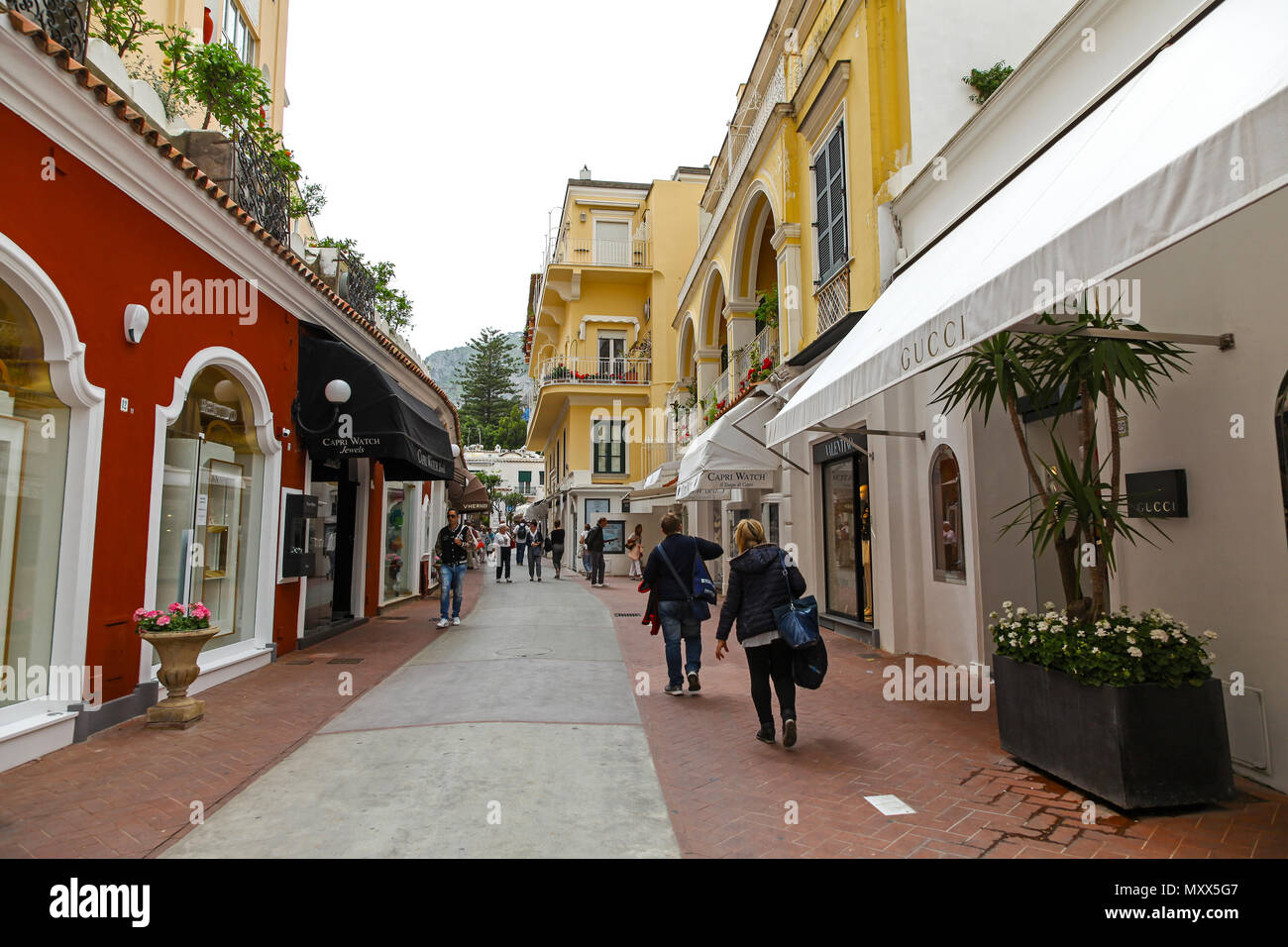 Via Camerelle, die teuren, up-market Shopping Street, wo Sie Designer Labels auf der Insel Capri, Italien zu verkaufen Stockfoto