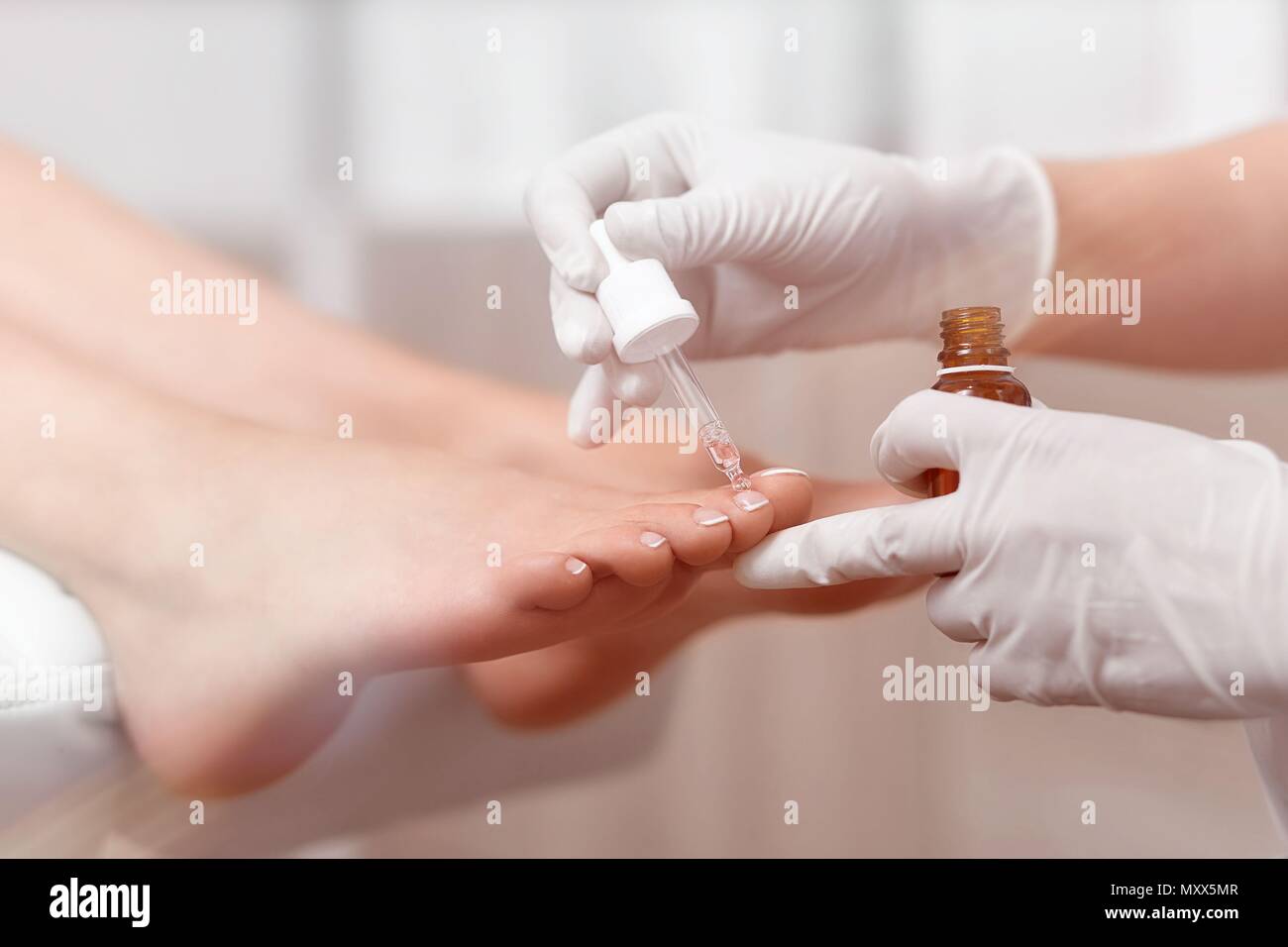 Specialis moisturizing Cuticle um Nägel auf Füßen mit Öl. Stockfoto