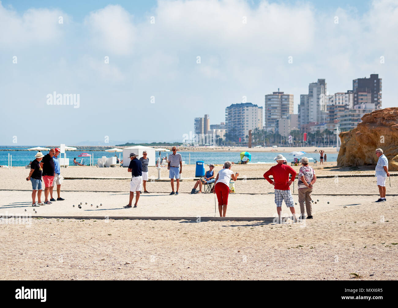 El Campello, Spanien - 22. Mai 2018: Petanque Spieler auf den Strand von El Campello. Petanque ist ein Spiel, in dem das Ziel ist, hohle Kugeln als Cl zu werfen Stockfoto