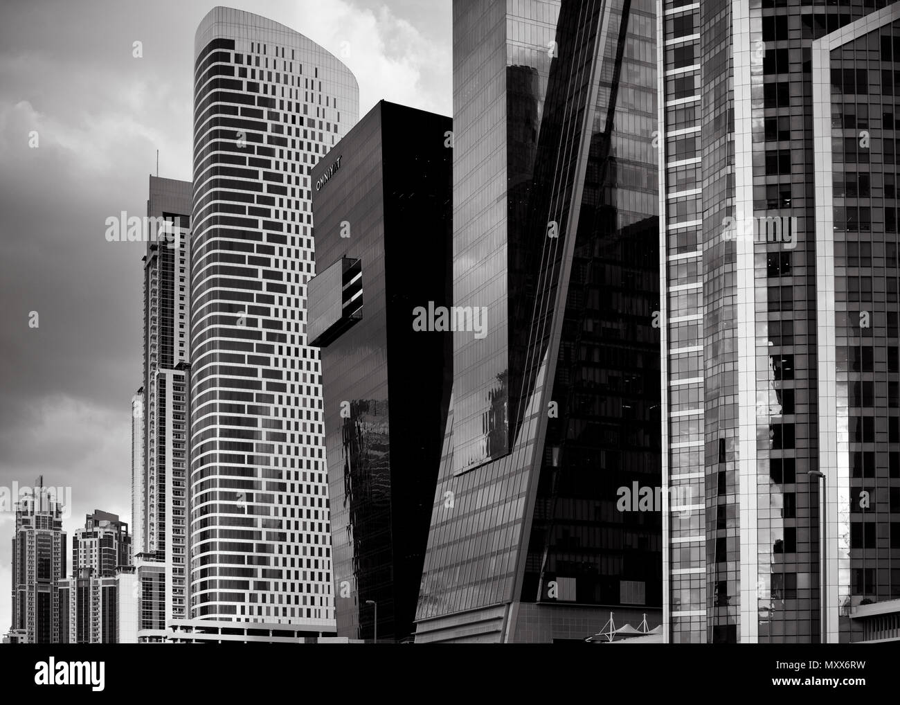 Schwarz-Weiß-Horizontalbild moderner Architektur im Geschäftsviertel, mehrere Gebäude in der Nähe, Dubai, Mittlerer Osten, Stockfoto