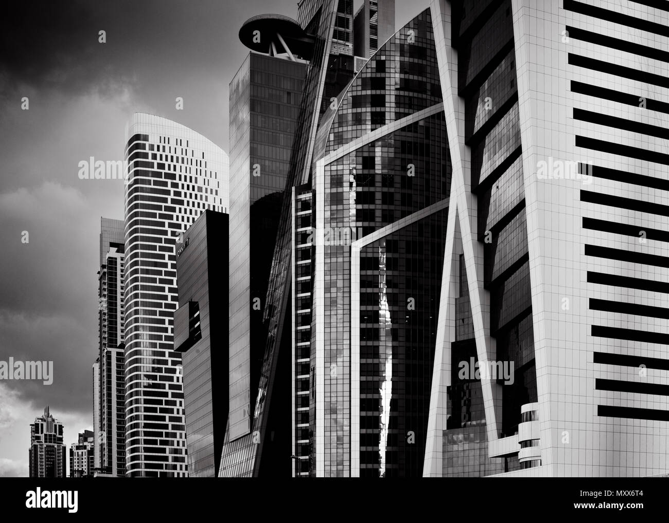Schwarz-Weiß-Horizontalbild moderner Architektur im Geschäftsviertel, mehrere Gebäude in der Nähe, Dubai, Mittlerer Osten, Stockfoto