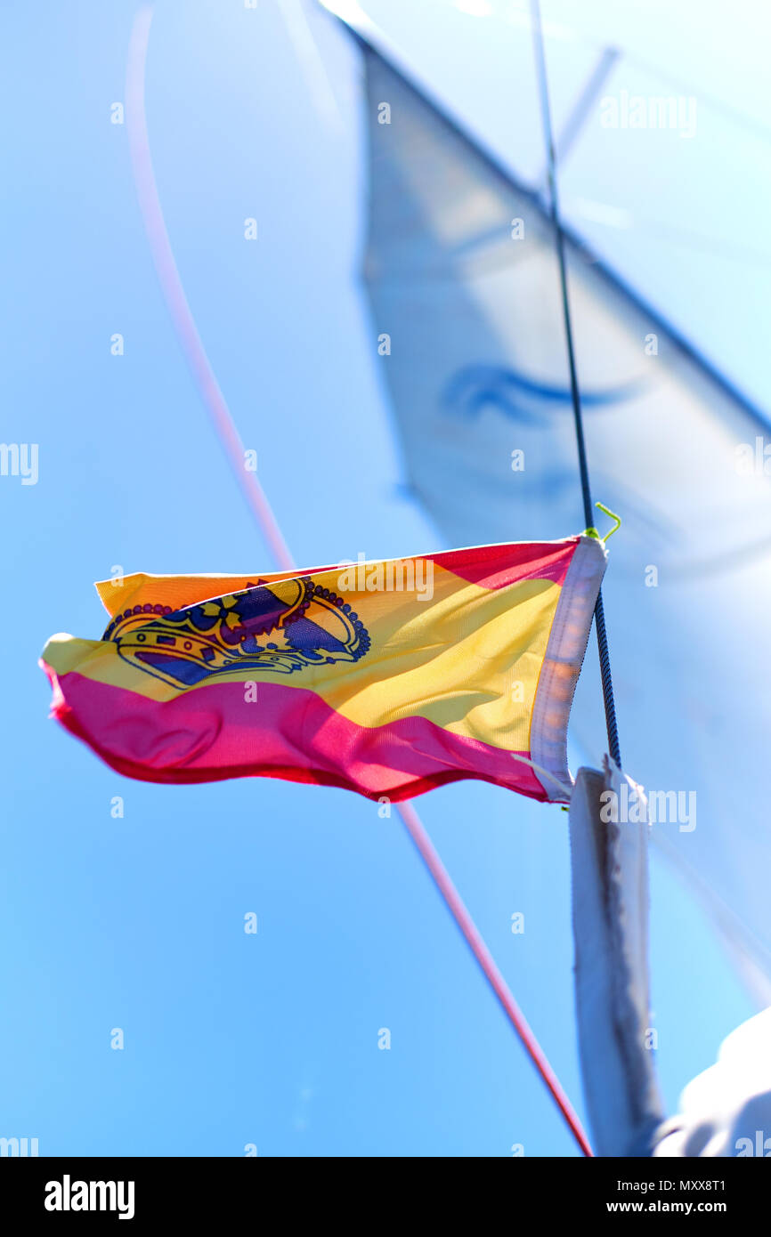 Yachten der Stern von Spanien winken im Wind gegen den blauen Himmel Hintergrund. Sonniges Wetter. Stockfoto