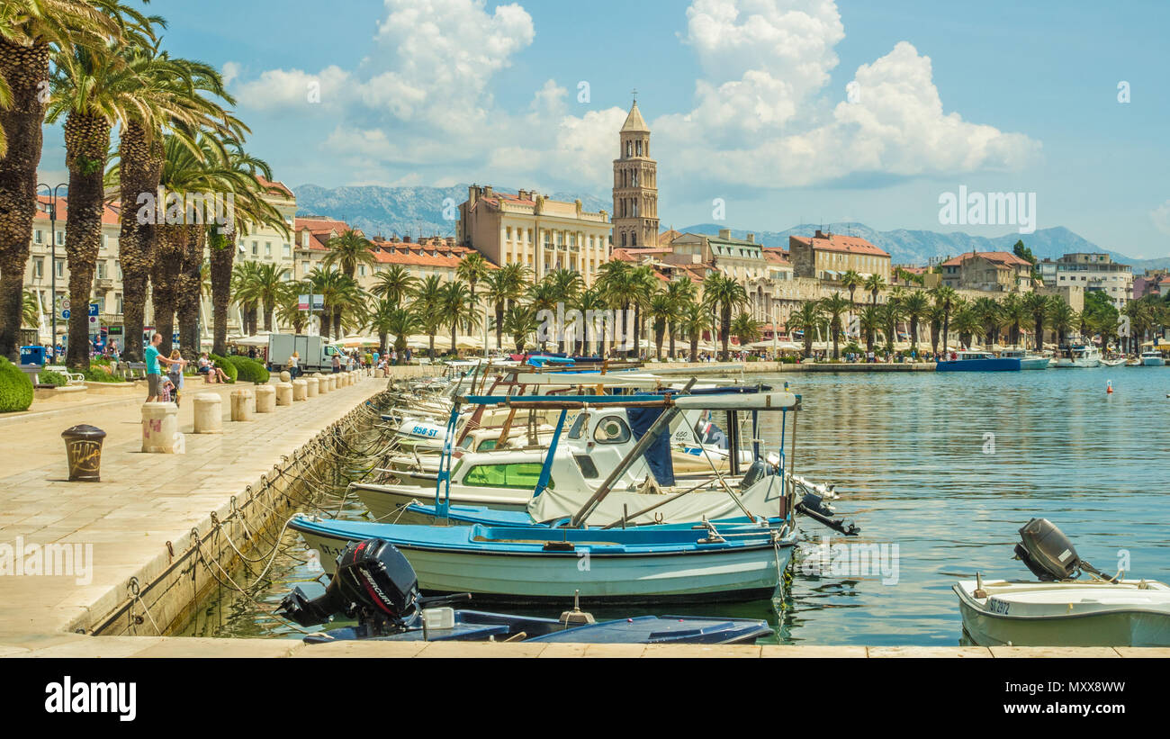 Split und seinen Hafen mit dem Glockenturm der Kathedrale des Heiligen Domnius, Kroatien Stockfoto