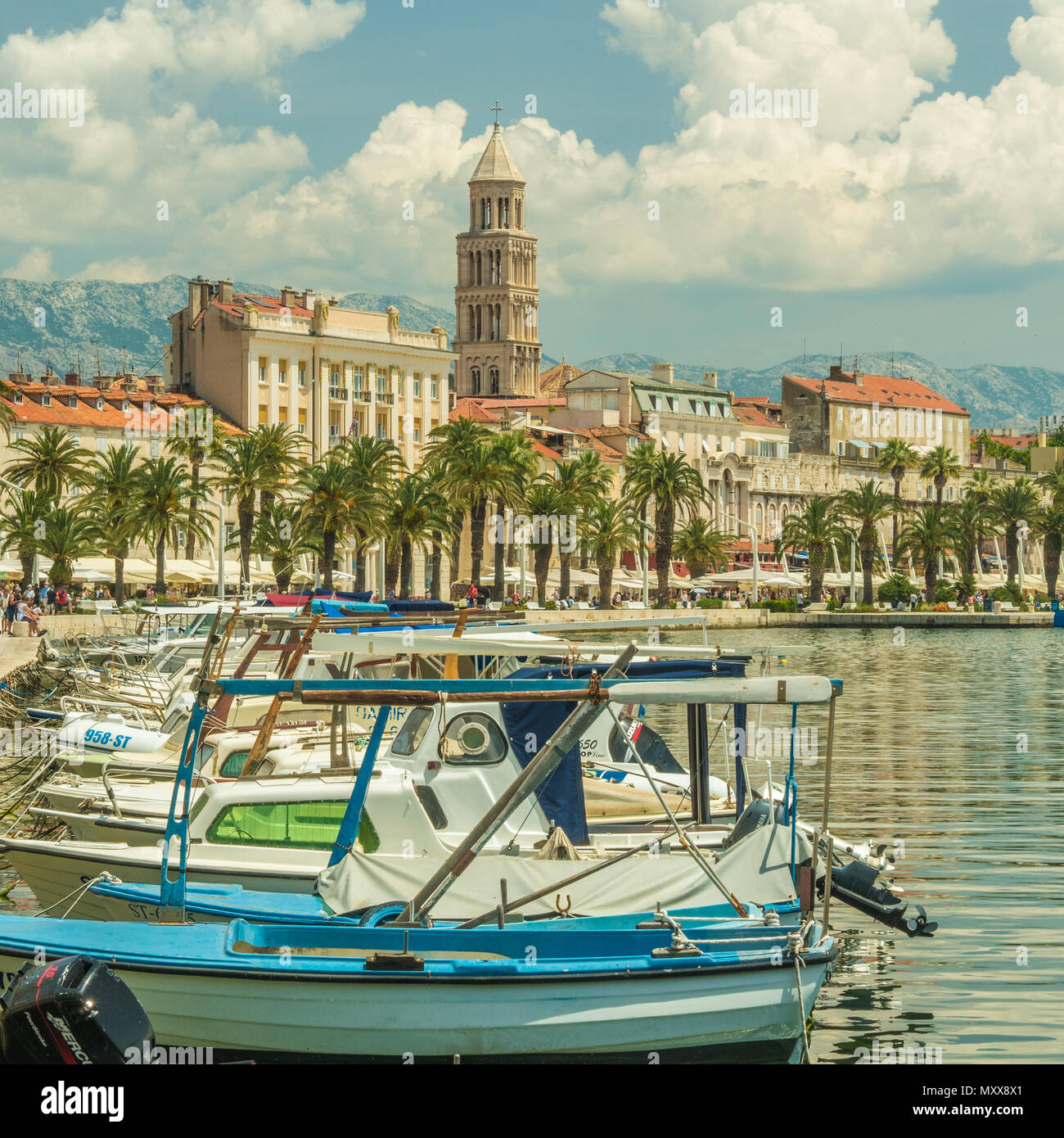 Split und seinen Hafen mit dem Glockenturm der Kathedrale des Heiligen Domnius, Kroatien Stockfoto