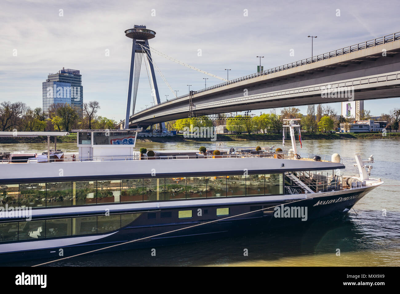 Die meisten SNP-Brücke der Slowakischen Nationalen Aufstandes allgemein als UFO-Brücke in Bratislava, Slowakei bekannt Stockfoto